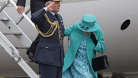 Didžiosios Britanijos karalienė Elizabeth II ir princas Philipas (kairėje)