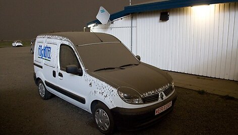 Pelenais padengtas automobilis