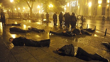 Ant grindinio guli policijos sulaikyti protestuotojai.