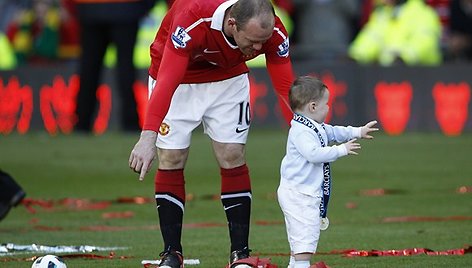 Wayne'as Rooney žaidžia su savo sūnumi.