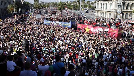 Sugrįžusius &bdquo;Barcelona&ldquo; futbolininkus pasitiko minios gerbėjų.