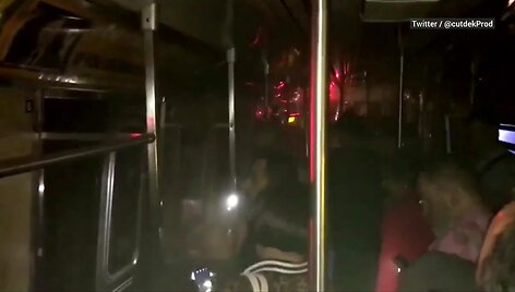 del-avarijos-niujorko-metro-keleiviai-pagalbos-lauke-tamsoje