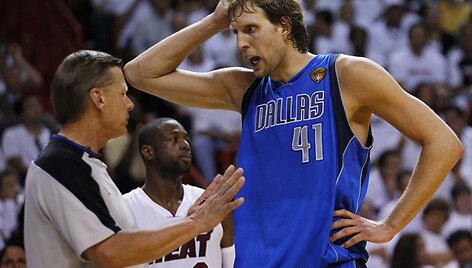 Dirkas Nowitzki kalbasi su rungtynių teisėju