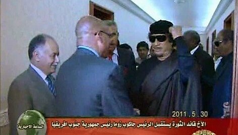 Jacobas Zuma (antras i&scaron; kairės) ir Muamaras Kadhafi (i&scaron;kėlęs kum&scaron;tį)