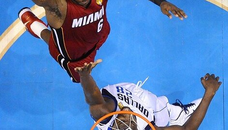 Lebronas Jamesas (vir&scaron;uje)