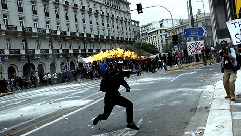 Protestuotojas meta Molotovo kokteilį.