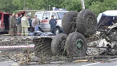 Nepataikęs į Petrozavodsko oro uostą Rusijoje sudužo keleivinis lėktuvas Tu-134