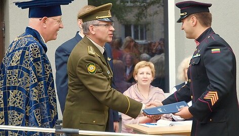 Gintaras Bagdonas sveikina absolventą.