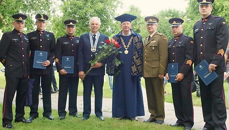 Kęstučio Dijoko- absolventai, Akademijos vir&scaron;ininkas plk. Gintaras Bagdonas (trečias i&scaron; de&scaron;inės),  VGTU rektorius prof. habil. dr. Romualdas Ginevičius (centre), VGTU Antano Gustaičio aviacijos instituto direktorius prof. habil. dr. Jonas Stankūnas (ketvirtas i&scaron; kairės)