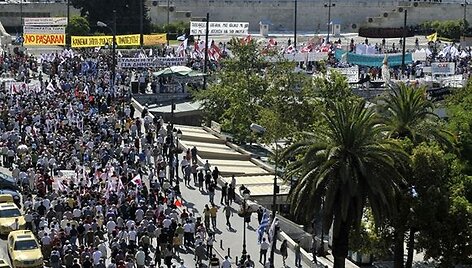 Protestuotojai renkasi prie Graikijos parlamento.