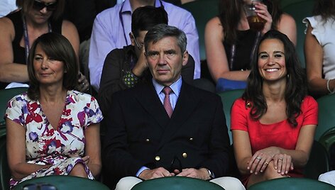 Pippa Middleton (de&scaron;inėje) su tėčiu Michaelu (centre) ir mama Carole (kairėje)