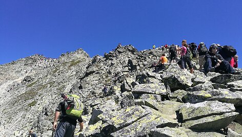 Daugybė turistų ant Rysų vir&scaron;ukalnės