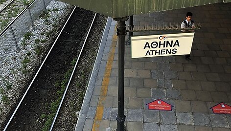 Apsaugos darbuotojas vaik&scaron;to ant tu&scaron;čios platformos pagrindinėje Atėnuose traukinių stotyje.