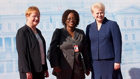 Suomijos prezidentė Tarja Halonen (kairėje), Liberijos lygių galimybių ir vystymo ministrę Vabah Gayflor (centre) ir Lietuvos prezidentė Dalia Grybauskaitė (dešinėje)