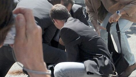 Ant žemės pargriautas Prancūzijos prezidentą užpuolęs vyras