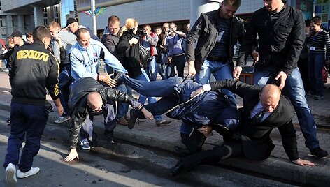 Civilių drabužiais apsirengę milicininkai sulaikė aktyvistą.