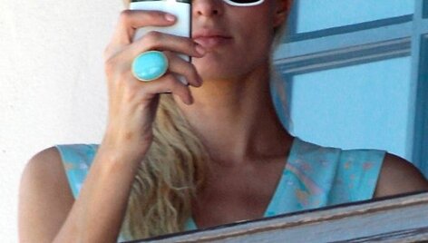 Paris Hilton fotografuoja telefonu.