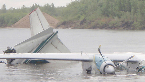 An-24 lėktuvas po avarinio nusileidimo ant vandens