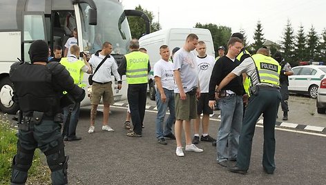 Tikrinami į Kauną atvažiuojantys Lenkijos futbolo sirgaliai