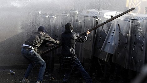 Protestuotojai susirėmė su riaušių policija.