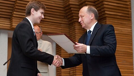 Andrius Kubilius (de&scaron;inėje) sveikina abiturientą. 