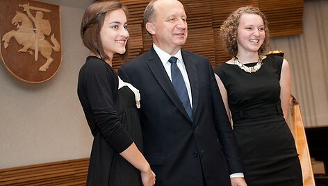 Ministras pirmininkas Andrius Kubilius su abiturientėmis