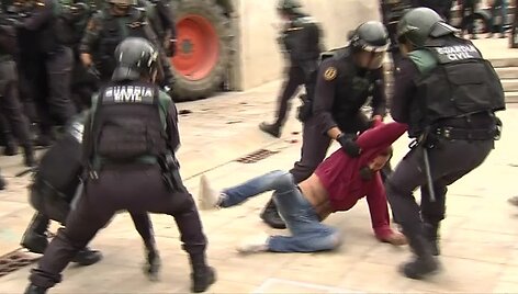 katalonijos-nepriklausomybes-referendumas-neapsejo-be-susiremimu-su-policija