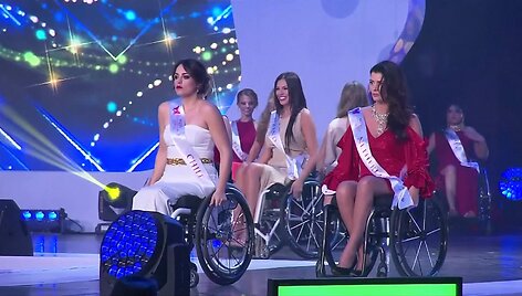 lenkijoje-surengtas-neigaliojo-vezimelyje-sedinciu-merginu-grozio-konkursas