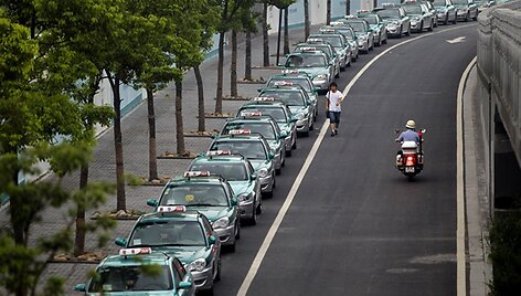 Gatvėje i&scaron;rikiuoti taksi automobiliai 