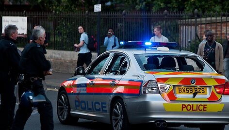 Policijos automobilis i&scaron;daužtais stiklais