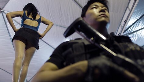 Už policininko nugaros Brazilijos &bdquo;Mis nelaisvė 2011&ldquo; konkurso dalyvė