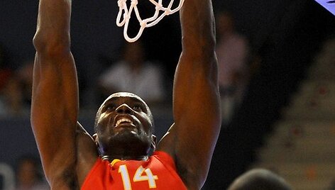 Serge'o Ibaka dėjimas į krep&scaron;į