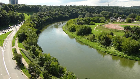 Žalia spalva nusidažęs Neries vanduo