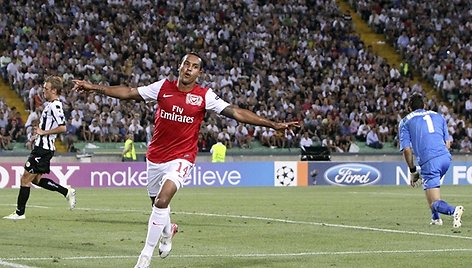 Theo Walcott džiaugiasi įvarčiu.