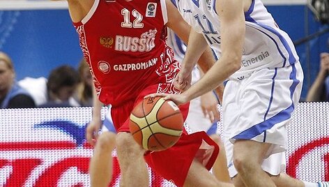 Sergejus Monya (kairėje) ir Petteri Koponen (su kamuoliu)