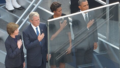 George'as W.Bushas su Laura Bush (kairėje), Barackas Obama (de&scaron;inėje) su Michelle Obama