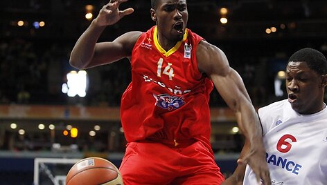 Serge Ibaka ir Kevinas Seraphinas (de&scaron;inėje)