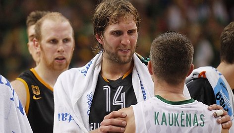 Dirkas Nowitzki sveikina Rimantą Kaukėną.