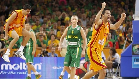 Makedonijos krepšininkai džiaugiasi pergale