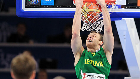 Martyno Pociaus dėjimas į krep&scaron;į