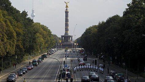 Automobilių kolona lydi į Vokietija atvykusį Popiežių Benediktą XVI
