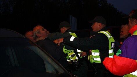 Policija sulaiko protestuotojus.