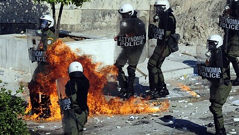 Protestuotojai į Graikijos policininkus svaidė molotovo kokteilius