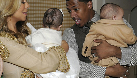 Mariah Carey su savo vyru Nicku Cannonu laiko savo vaikus.