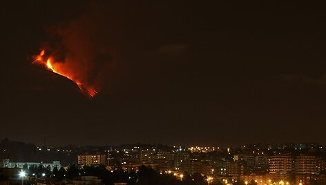 Etna ugnikalnis lieja lavą