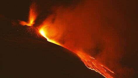 Etna ugnikalnis lieja lavą