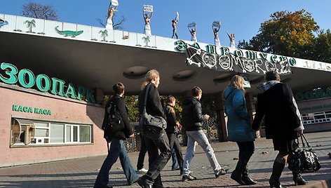 Pusnuogės „Femen“ aktyvistės ant stogo prie įėjimo į Kijevo zoologijos sodą.