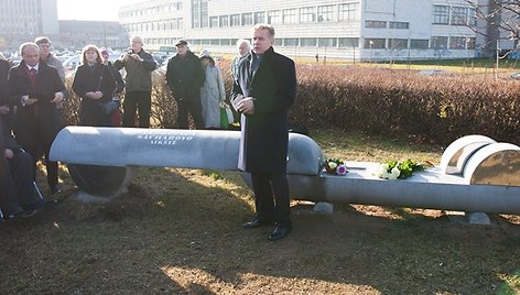 Paminklo atidengimo ceremonijos akimirka