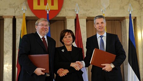Martas Laaras, Rasa Juknevičienė ir Artis Pabrikas (de&scaron;inėje)