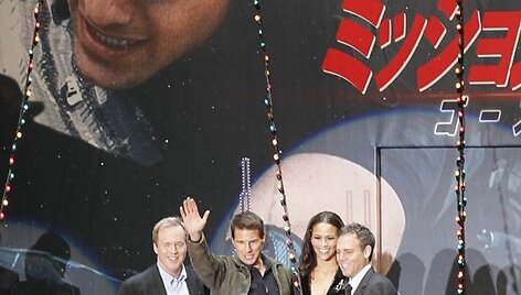Bradas Birdas, Paula Patton ir Tomas Cruise'as (centre), Bryanas Burkas (de&scaron;inėje)
